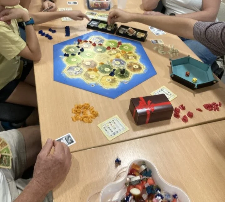 Vue générale d’une partie de Catan au club
