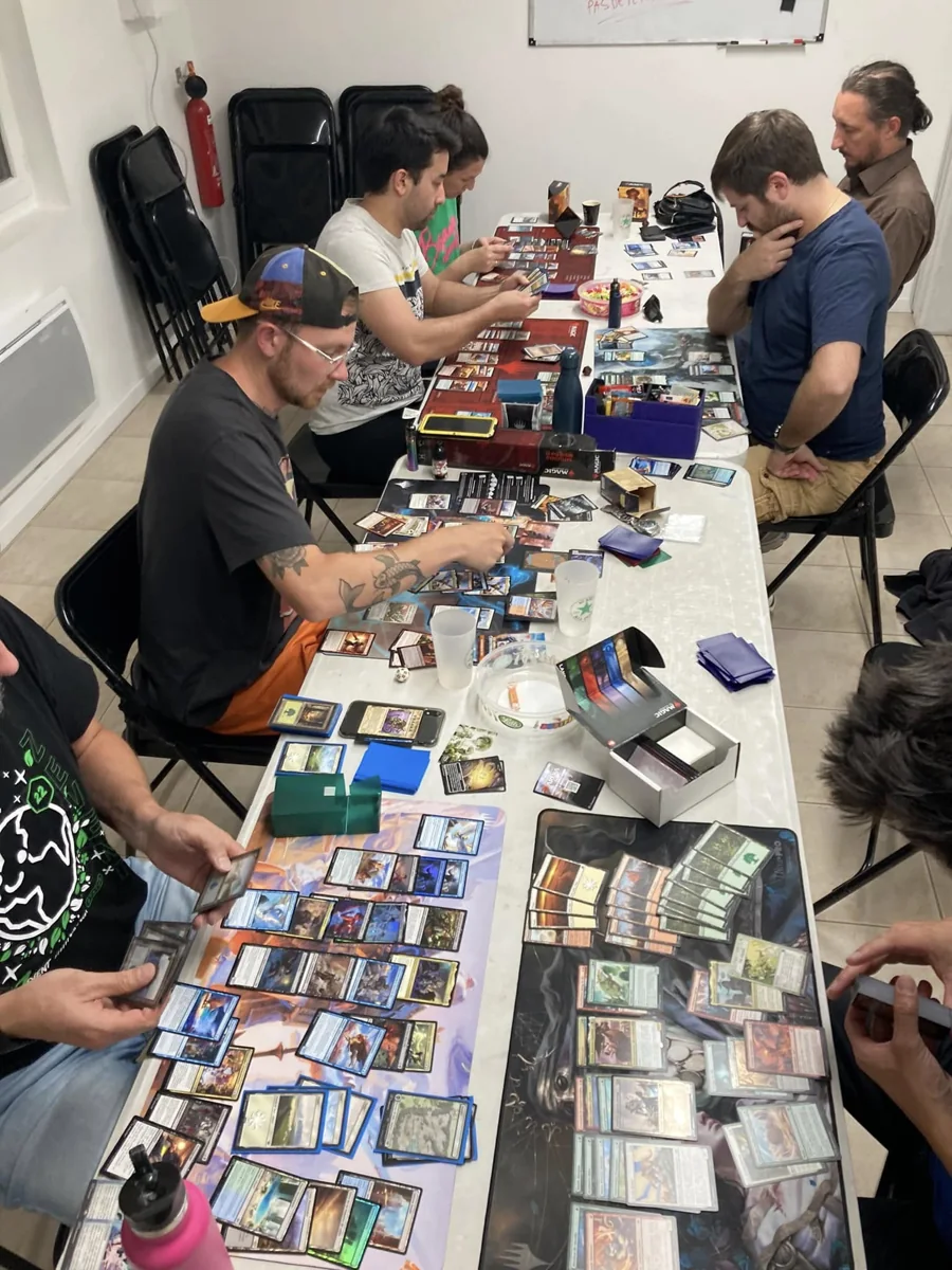 Vue rapprochée d’une partie de Magic au Cercle des Joueurs Paresseux