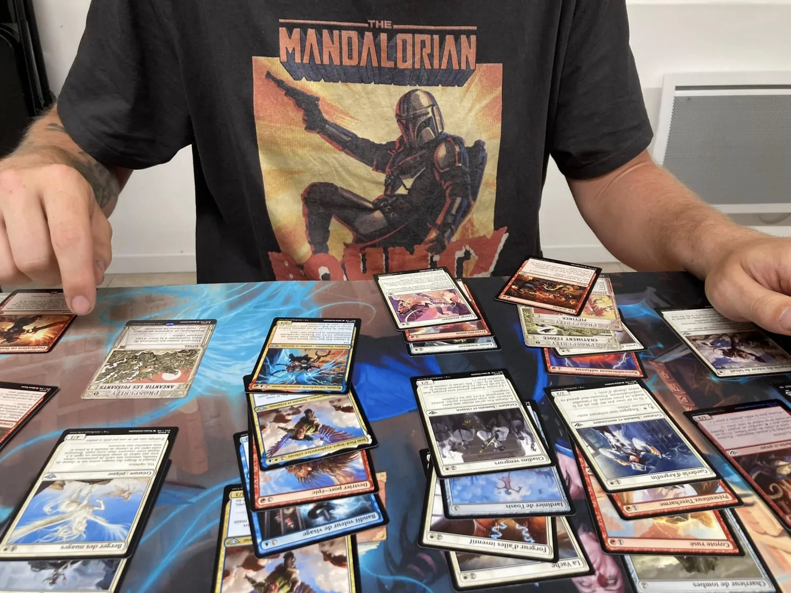 Plusieurs tables de Magic pendant une soirée du club