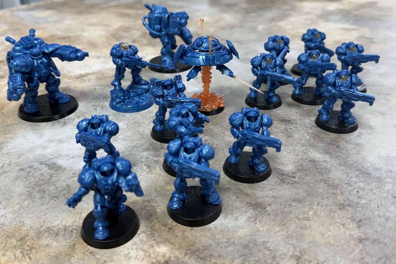 Escouade de figurines futuristes pendant la bêta StarCraft Tabletop au club
